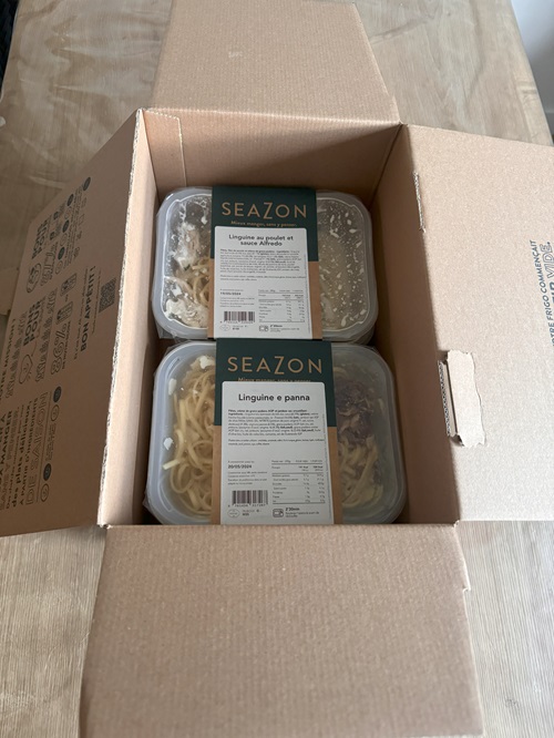 Box Seazon ouverte avec les barquettes de plats à la réception