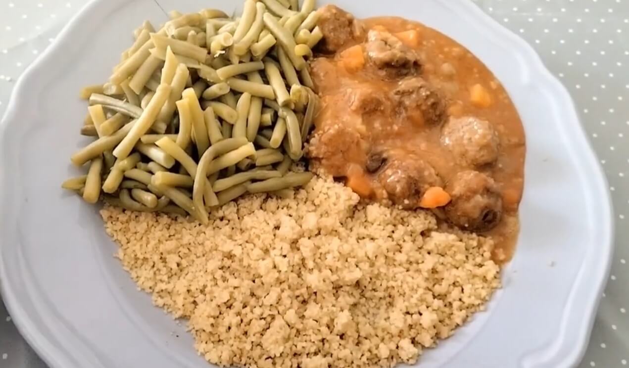 Assiette de tajine aux boulettes de bœuf et semoule Dietbon servie avec des haricots verts
